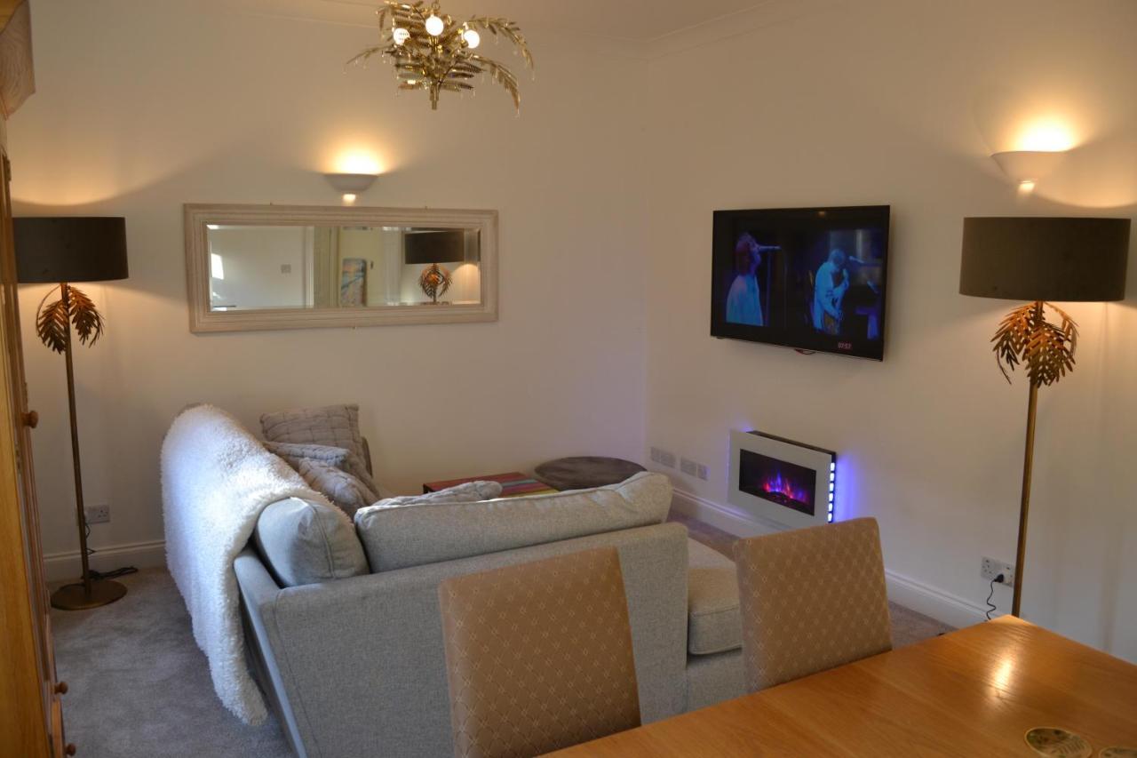 Escapes - The Frinton-on-Sea