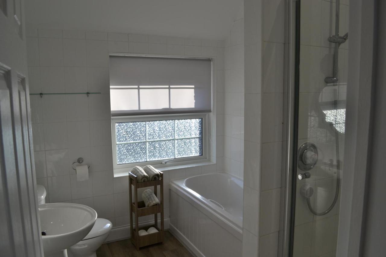 Escapes - The Frinton-on-Sea