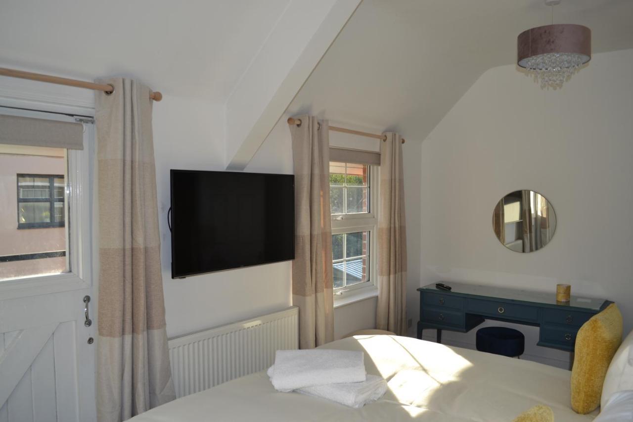 Escapes - The * Frinton-on-Sea